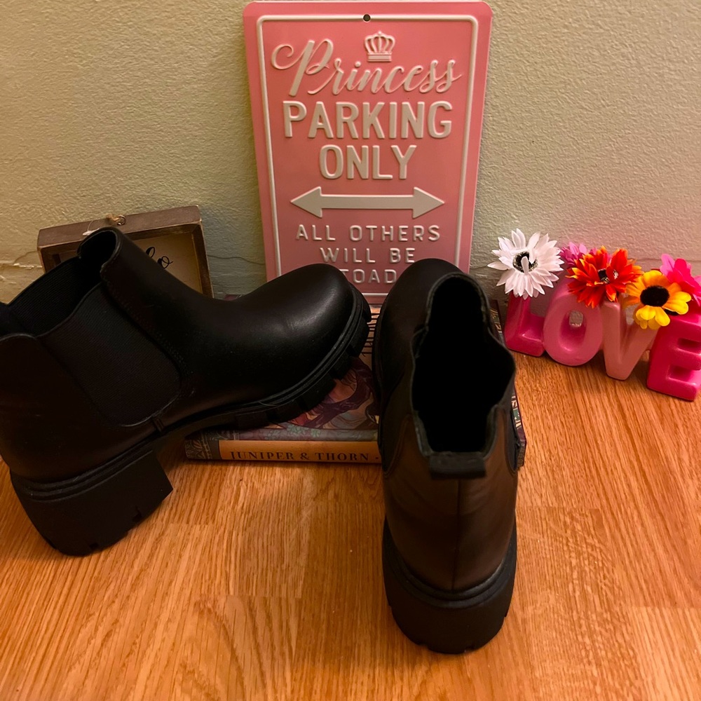 Soda Women’s Black Boots. Size 8.5